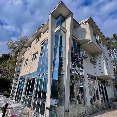 Hotel Ambasador 포드고리차 외부 사진