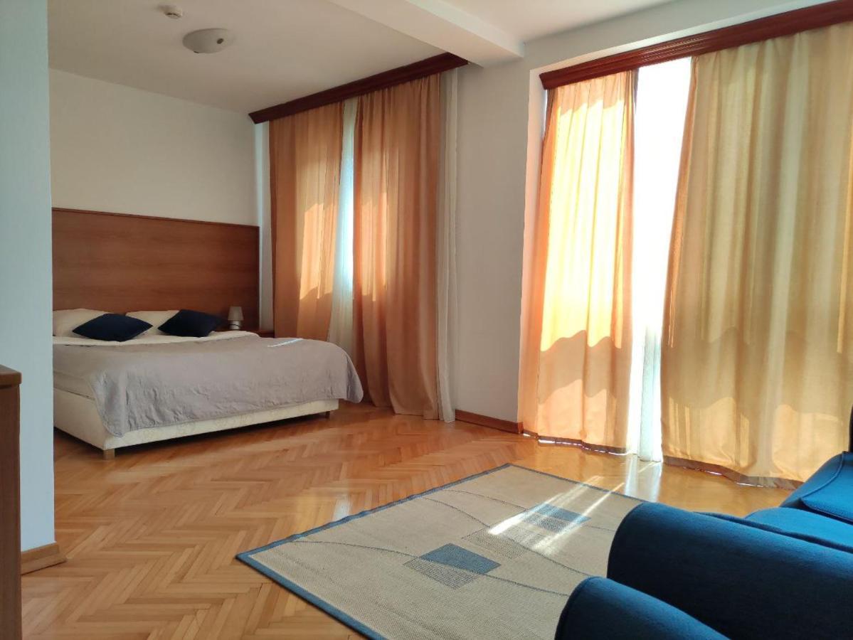 Hotel Ambasador 포드고리차 외부 사진