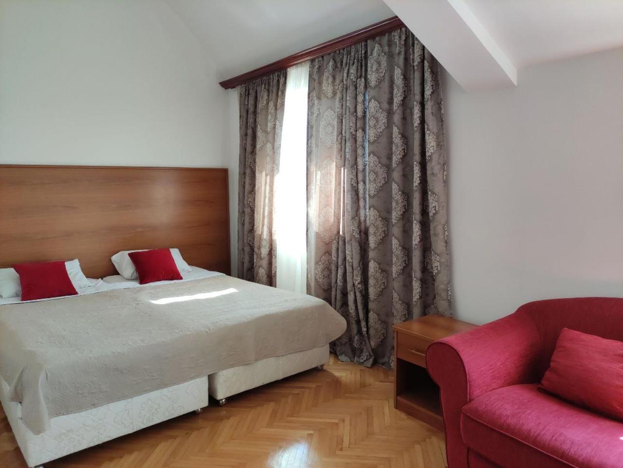 Hotel Ambasador 포드고리차 외부 사진
