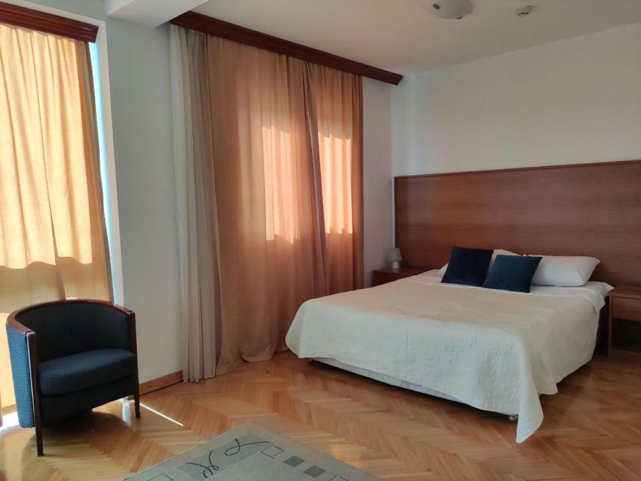 Hotel Ambasador 포드고리차 외부 사진