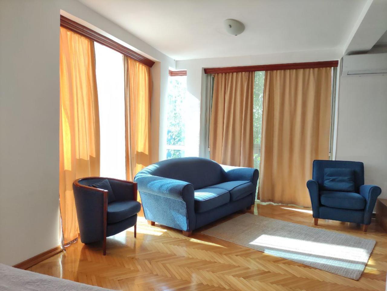 Hotel Ambasador 포드고리차 외부 사진