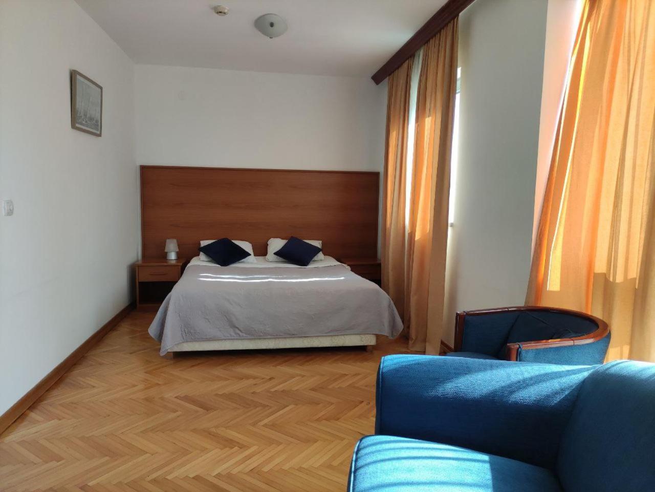 Hotel Ambasador 포드고리차 외부 사진